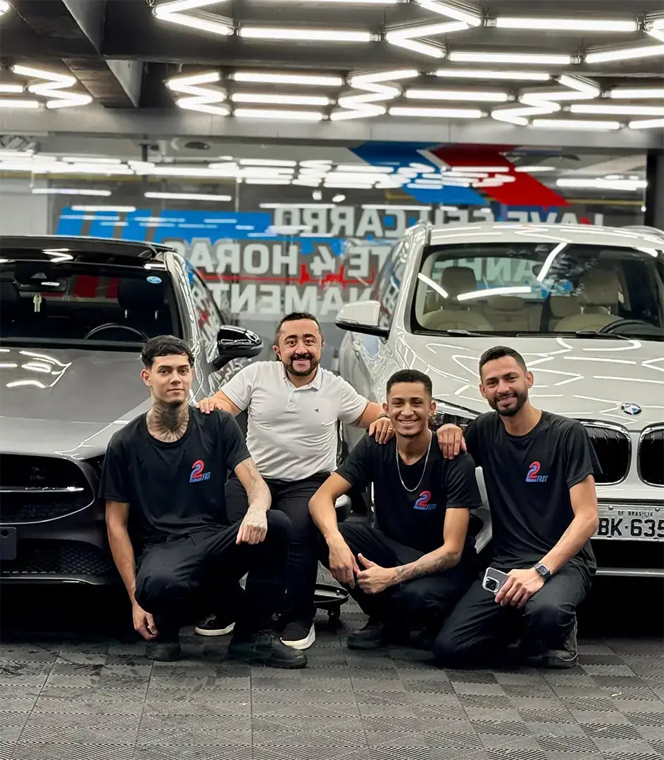 Equipe de estética automotiva da 4Fast Detail no box do Brasília Shopping