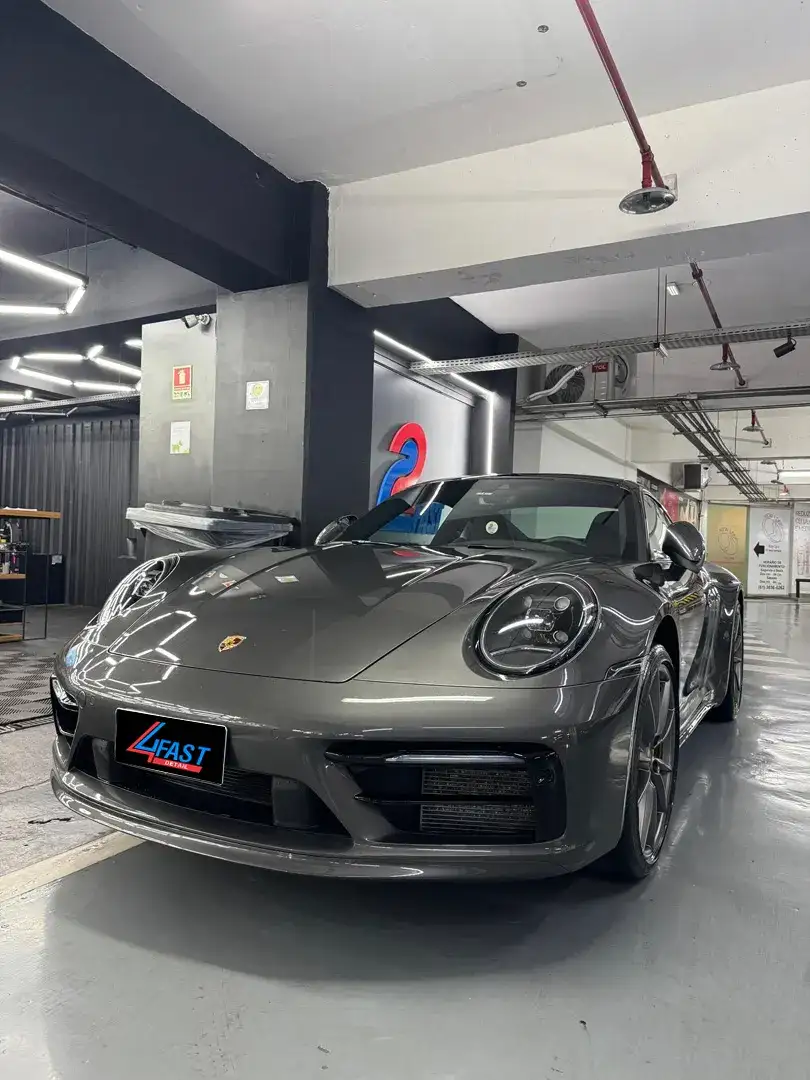 Porsche 911 cinza com pintura espelhada após polimento na 4Fast Detail em Brasília