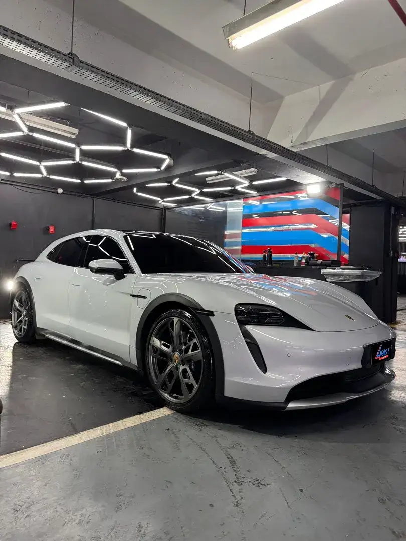 Ferrari com película de proteção de pintura aplicada pela 4Fast Detail