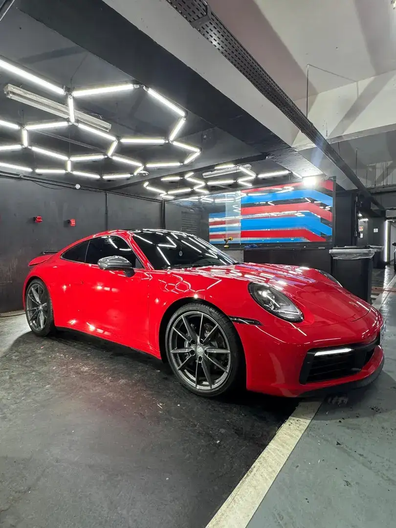 Porsche 911 vermelho com pintura vitrificada na 4Fast Detail em Brasília